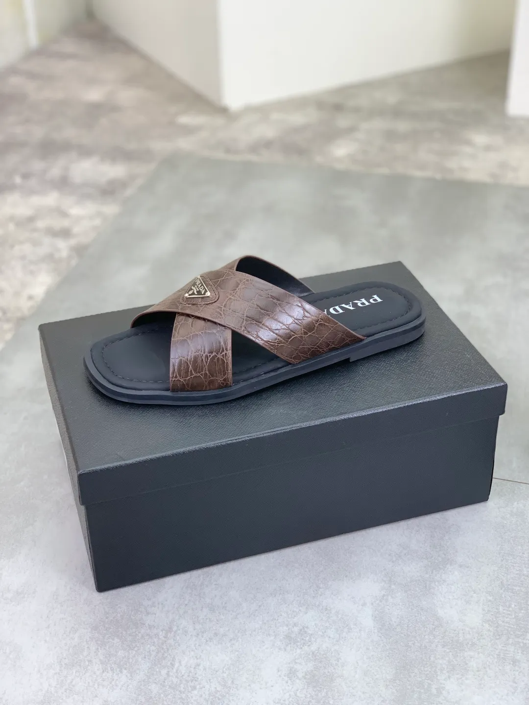Men's shoes 💰P320💰【New style】🎁🎁🎁 PRADA Prada's new casual slippers, original official website 1:1, perfect workmanship, conveying a kind of noble luxury, sublimating its definition of luxury in Prada's high-end extraordinary craftsmanship. Original combination outsole, size: 39-46 colors 🉑️ to choose from